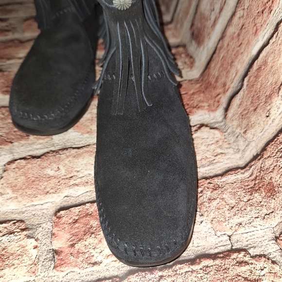 Minnetonka | High Top Back-Zip Black Fringe Moccasin Boots - Missing Insoles - Picture 11 of 16